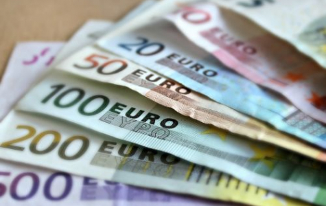 После произошедшего 22 июля сбоя в работе терминалов для приема платежей по банковским картам Банк Эстонии порекомендовал жителям страны всегда иметь при себе сумму наличных денег, соответствующую дневному потреблению конкретного человека.