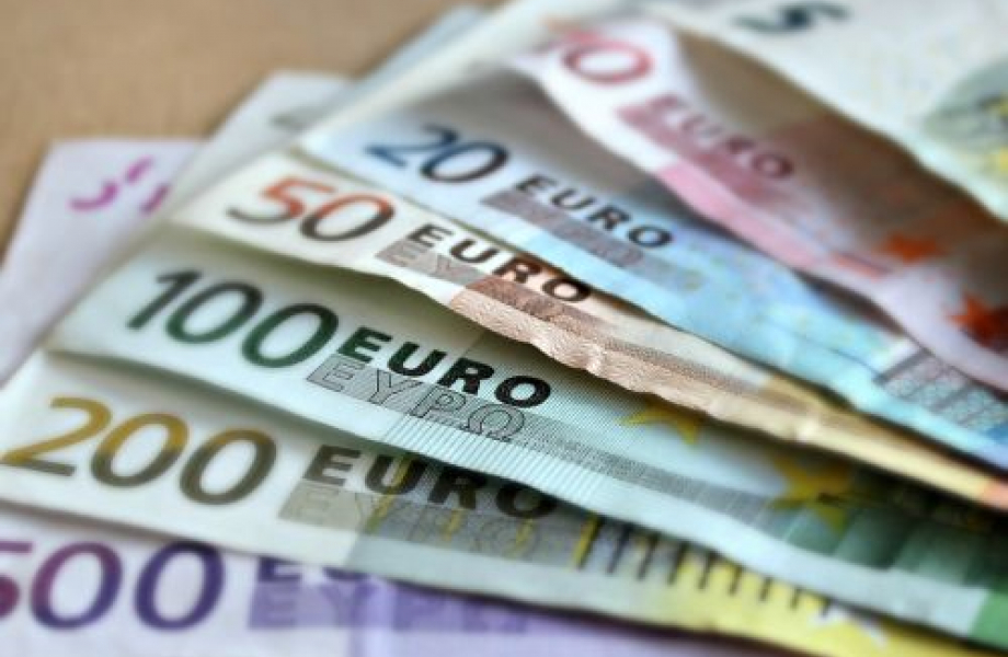 После произошедшего 22 июля сбоя в работе терминалов для приема платежей по банковским картам Банк Эстонии порекомендовал жителям страны всегда иметь при себе сумму наличных денег, соответствующую дневному потреблению конкретного человека.